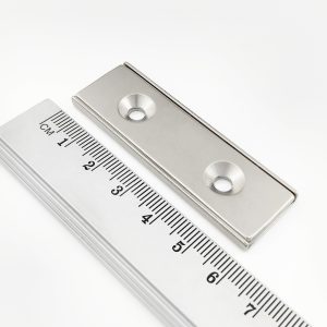 Magneți în carcasă cu gaură pentru șurub - bloc