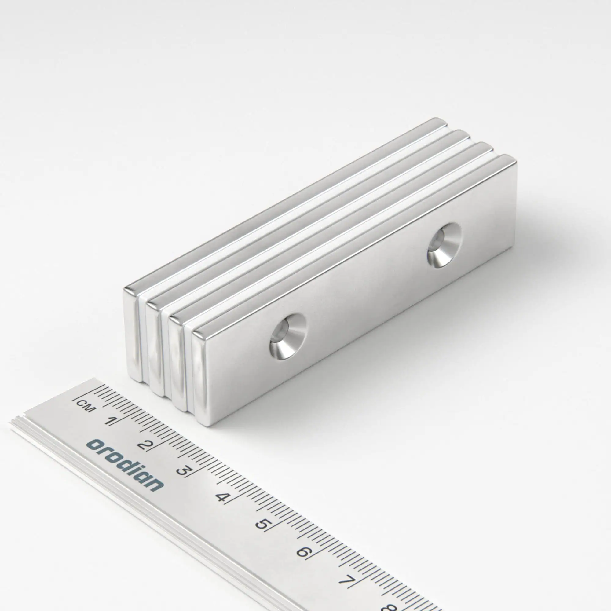 Magnet neodim bloc 80×20×4 mm cu 2 găuri M4 (polul sudic pe partea cu adâncituri) – N38