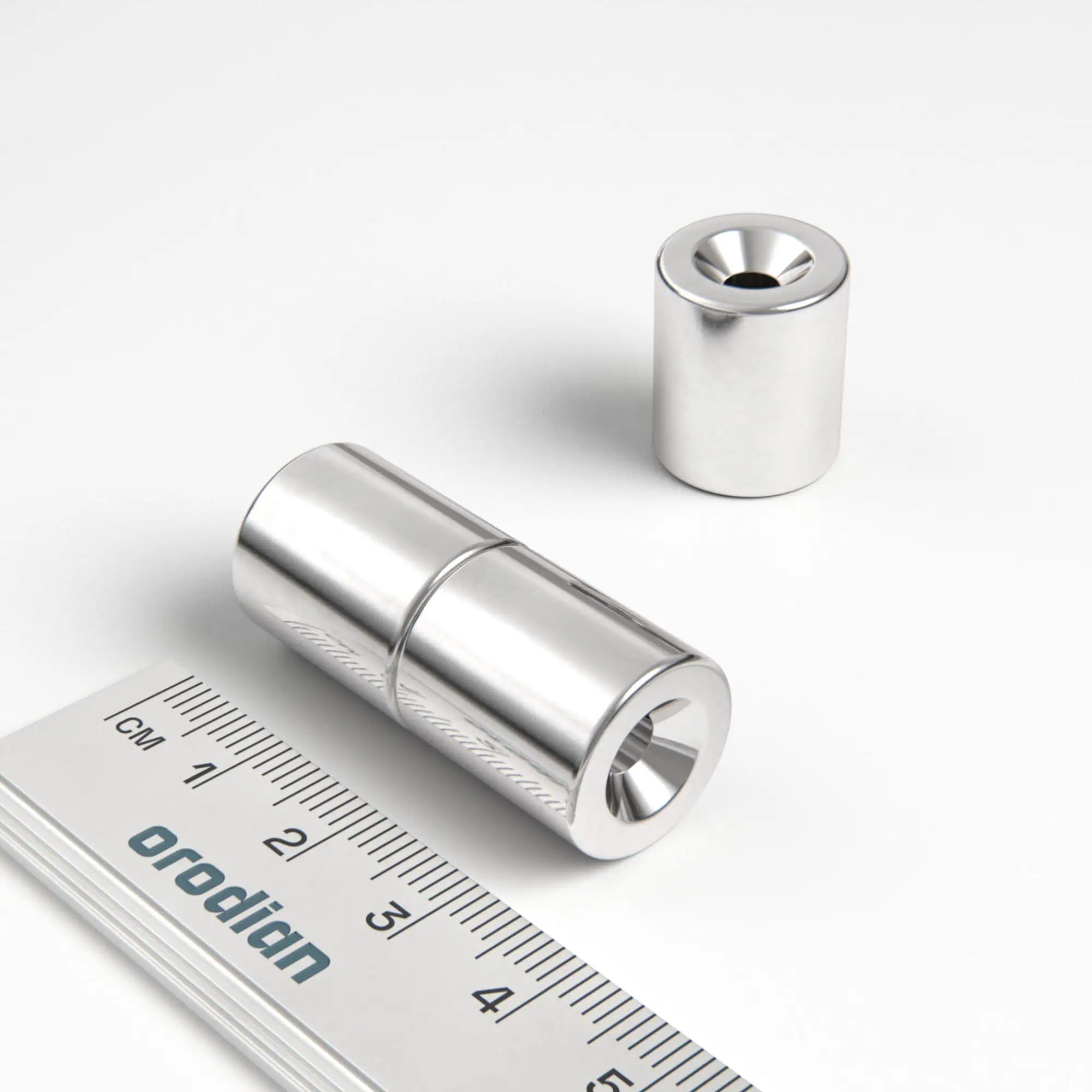Magnet neodim cilindru 15-4,3 / 9,5×17,5 mm (magnetizare diametrală) – N42