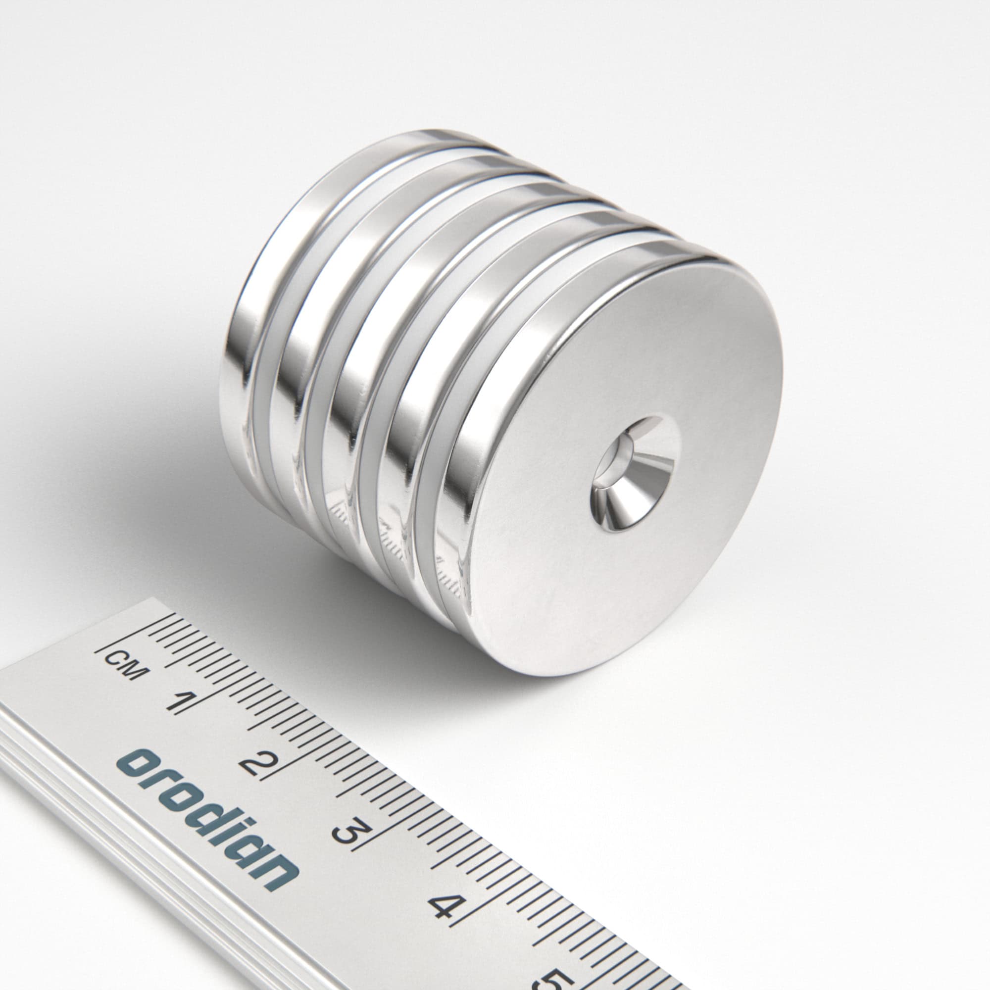 Magnet neodim cilindru 34×4 mm cu gaură M4 (polul sudic pe partea cu adâncitură) – N38
