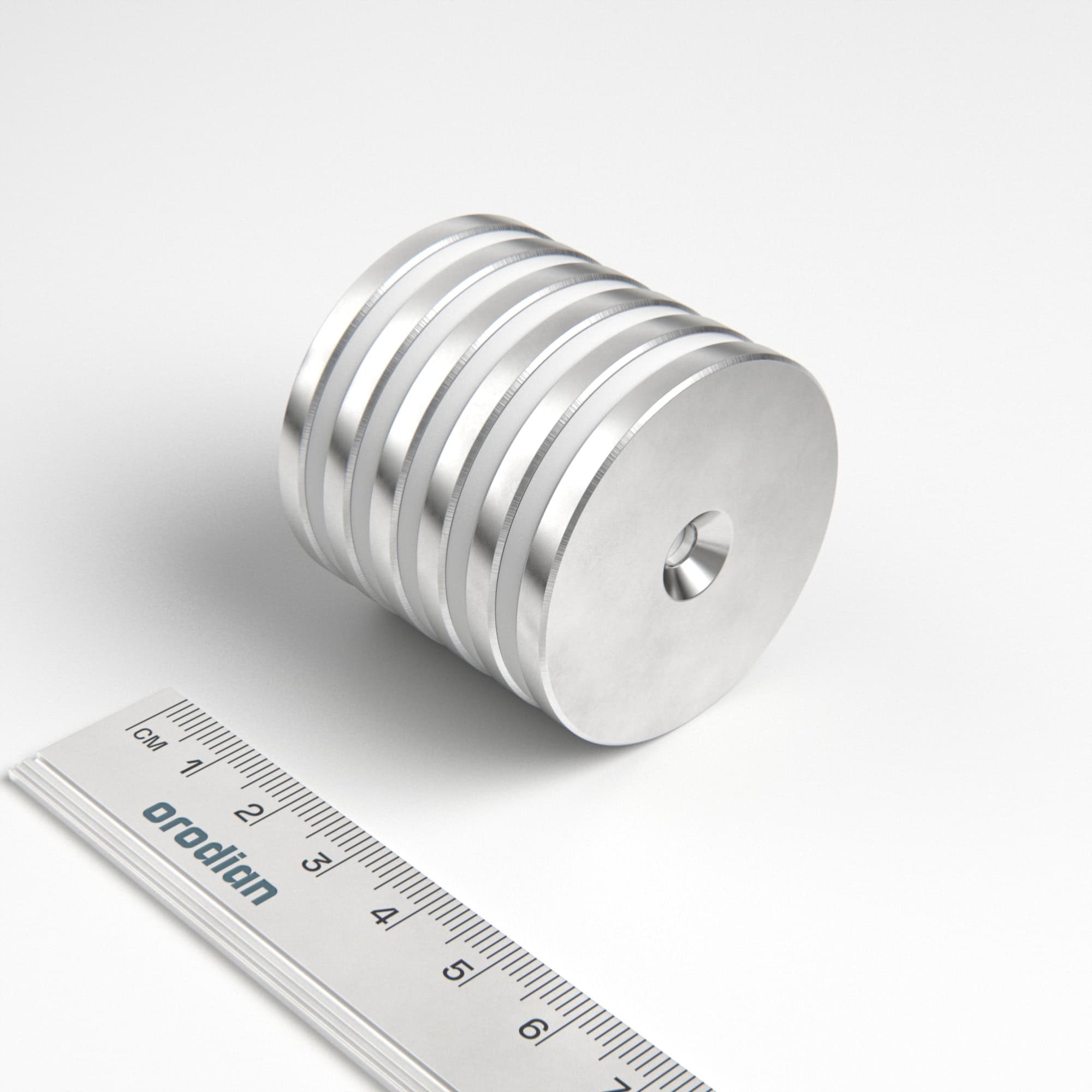 Magnet neodim cilindru 42×4 mm cu gaură M4 (polul sudic pe partea cu adâncitură) – N38